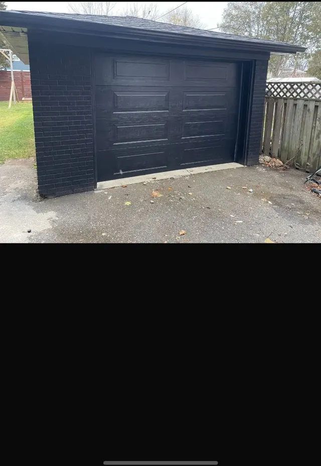 Black raised-panel detached door – Garagetex project photo