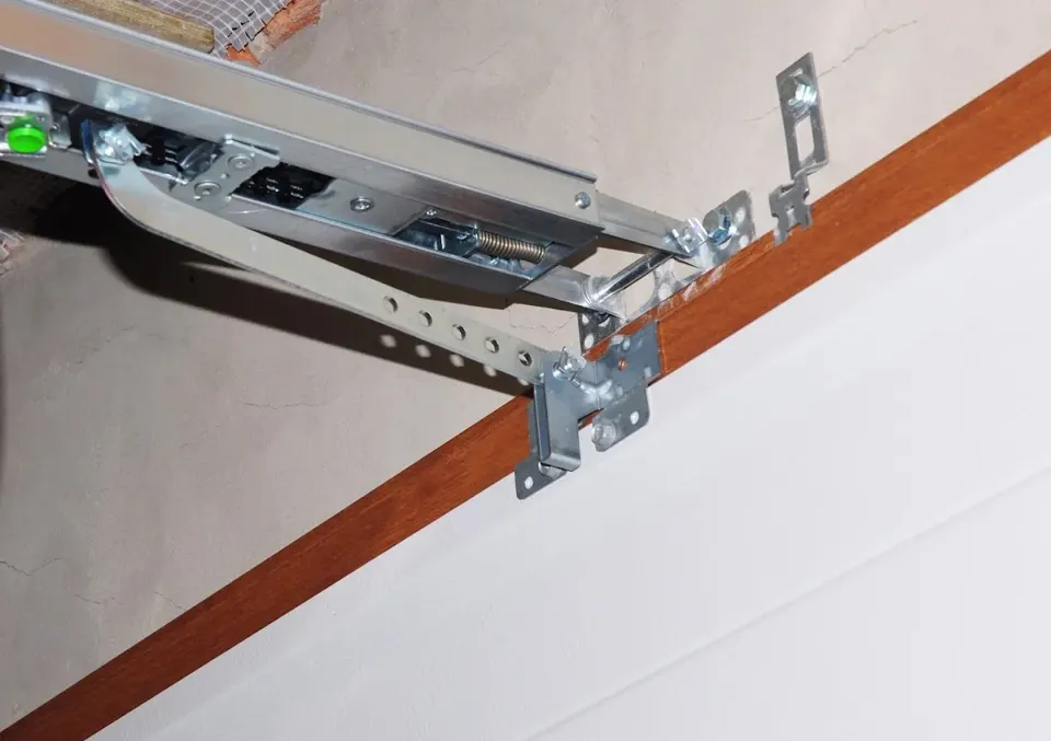 Track and opener bracket work – Garagetex project photo
