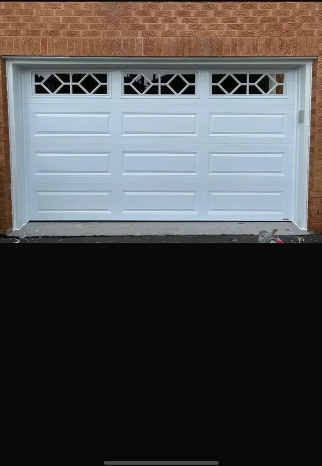 White garage door with diamond windows – Garagetex project photo